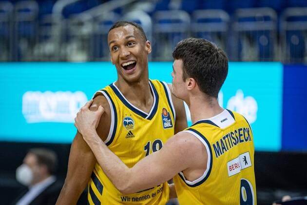 Basketball Berlin 03 01 2021 Season 2020 2021 easyCredit BBL 1 Bundesliga Alba Berlin vs FC Bayern München Louis Olinde Alba Berlin, No 19 Jonas Mattisseck Alba Berlin, No 09 Cheers.