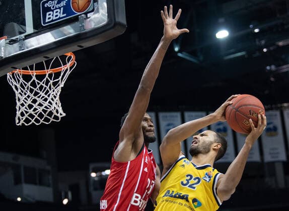 Basketball Berlin 03 01 2021 Season 2020 2021 easyCredit BBL 1 Bundesliga Alba Berlin vs FC Bayern Munich vl JaJuan Johnson 25 BAY , Johannes Thiemann 32 ALB
