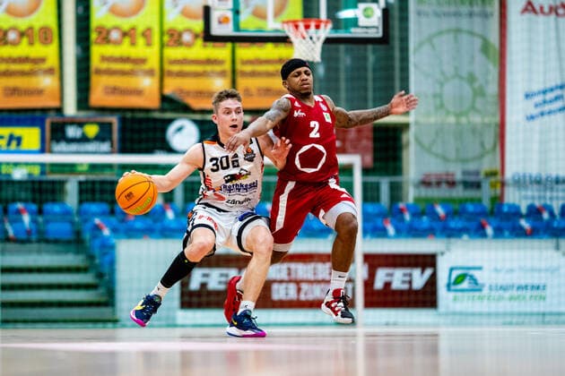 Vincent Friederici 30 BSW Sixers , Vincent Golson 2 Rheinstars Köln during the 2020 21 mens season in the Barmer Bundesliga ProB between BSW Sixers and Rheinstars Köln at Ballsporthalle Sandersdorf on 3 January 2021 in Sandersdorf, Saxony Anhalt, Germany