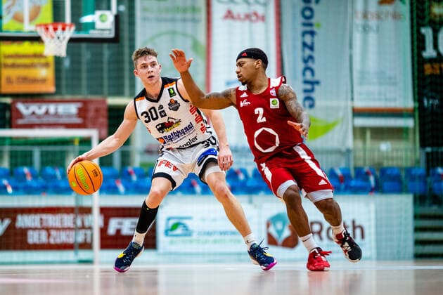 Vincent Friederici 30 BSW Sixers , Vincent Golson 2 Rheinstars Köln during the 2020 21 mens season in the Barmer Bundesliga ProB between BSW Sixers and Rheinstars Köln at Ballsporthalle Sandersdorf on 3 January 2021 in Sandersdorf, Saxony Anhalt, Germany