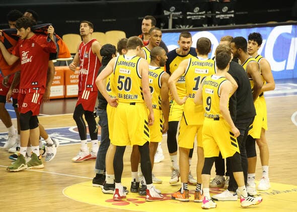 GER, BBL, ALBA Berlin vs Bayern Muenchen 03 01 2021, Mercedes Benz Arena, Berlin, GER, BBL, ALBA Berlin vs Bayern Muenchen, in picture ALBA players circle nordphotoxEngler nph00076