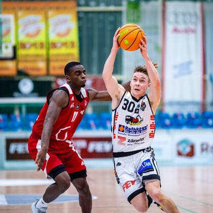 Vincent Friederici 30 BSW Sixers , Karl Dia 11 Rheinstars Köln during the 2020 21 mens season in the Barmer Bundesliga ProB between BSW Sixers and Rheinstars Köln at Ballsporthalle Sandersdorf on 3 January 2021 in Sandersdorf, Saxony Anhalt, Germany