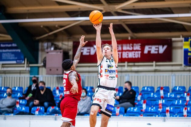 Lucien Schmikale 9 BSW Sixers , Vincent Golson 2 Rheinstars Köln during the 2020 21 mens Barmer Bundesliga ProB season between BSW Sixers and Rheinstars Köln at Ballsporthalle Sandersdorf on 3 January 2021 in Sandersdorf, Saxony Anhalt, Germany