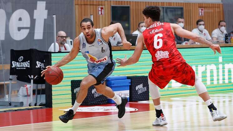 s Oliver Wuerzburg vs HAKRO Merlins Crailsheim, Basketball, BBL Germany, Wuerzburg, s Oliver Arena, 03 01 2021, emspor, emonline, despor, deonline, s Oliver Wuerzburg vs HAKRO Merlins Crailsheim, Basketball, BBL Picture v li Elias Lasisi Merlins and Joshua Obiesie s Oliver Wuerzburg Photo HMB Media Heiko Becker Pool Wuerzburg s Oliver Arena Bayern Germany Poolfoto HMB Media Heiko Becker Pool ,EDITORIAL USE ONLY