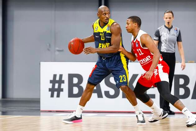 left 23 Rickey Paulding EWE Baskets Oldenburg right Devon Hall Brose Bamberg, 22 Brose Bamberg EWE Baskets Oldenburg easyCredit BBL Basketball Bundesliga Basketball Season 2020 21 11 Matchday, 03 01 2021 Bamberg, Brose Arena Copyright: DanielxLöb