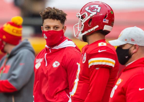 KANSAS CITY, MO - JANUARY 03: Kansas City Chiefs quarterback Patrick Mahomes (15) in plain clothes speaks with Kansas City Chiefs quarterback Matt Moore (8) prior to the game between the Kansas City Chiefs and the Los Angeles Chargers on Sunday January 3, 2021 at Arrowhead Stadium in Kansas City, Missouri. (Photo by Nick Tre. Smith Icon Sportswire) NFL, American Football Herren, USA JAN 03 Chargers at Chiefs Icon2101030023