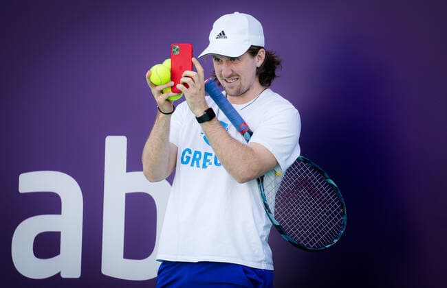 January 4, 2021, Abu Dhabi, UNITED ARAB EMIRATES: Tom Hill during practice with Maria Sakkari ahead of the 2021 Abu Dhabi WTA, Tennis Damen Womens Tennis Open WTA 500 tournament. Abu Dhabi UNITED ARAB EMIRATES - ZUMAa181 20210104_zaa_a181_065 Copyright: xRobxPrangex