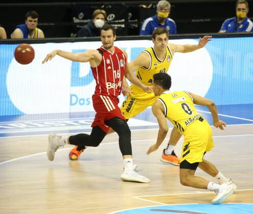 GER, BBL, ALBA Berlin vs Bayern Muenchen 03 01 2021, Mercedes Benz Arena, Berlin, GER, BBL, ALBA Berlin vs Bayern Muenchen, in picture Tim Schneider ALBA Berlin 10 , Maodo Lo ALBA Berlin 0 , Paul Zipser FC Bayern Muenchen 16 nordphotox xEngler nph00076