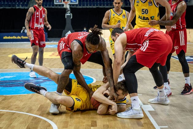 Basketball Berlin 03 01 2021 Season 2020 2021 easyCredit BBL 1 Bundesliga Alba Berlin vs FC Bayern Munich Malte Delow Alba Berlin Jalen Reynolds Munich, No 08 Paul Zipser Munich, No 16 re