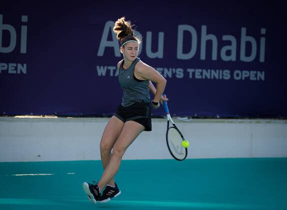 January 4, 2021, Abu Dhabi, UNITED ARAB EMIRATES: KAROLINA MUCHOVA of the Czech Republic during practice ahead of the 2021 Abu Dhabi WTA, Tennis Damen Women s Tennis Open WTA 500 tournament. Abu Dhabi UNITED ARAB EMIRATES - ZUMAa181 20210104_zaa_a181_092 Copyright: xRobxPrangex