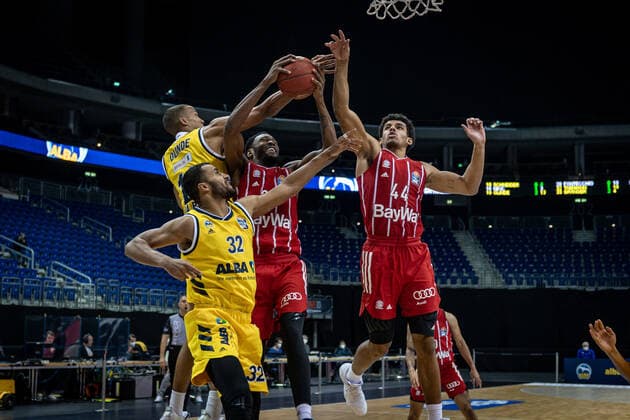 Basketball Berlin 03 01 2021 Season 2020 2021 easyCredit BBL 1 Bundesliga Alba Berlin vs FC Bayern Munich JaJuan Johnson Munich, No 25 Sasha Grant Munich, No 44 Louis Olinde Alba Berlin, No 19 Johannes Thiemann Alba Berlin, No 32