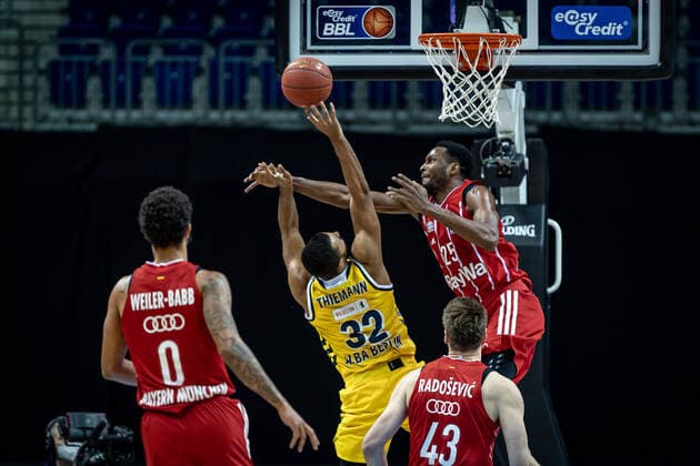 Basketball Berlin 03 01 2021 Season 2020 2021 easyCredit BBL 1 Bundesliga Alba Berlin vs FC Bayern Munich Johannes Thiemann Alba Berlin, No 32 JaJuan Johnson Munich, No 25
