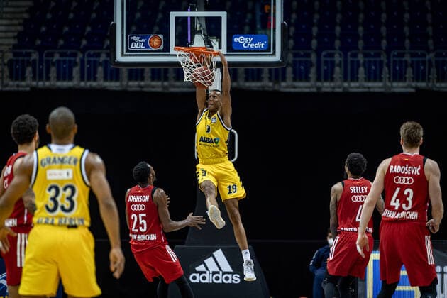 Basketball Berlin 03 01 2021 Season 2020 2021 easyCredit BBL 1 Bundesliga Alba Berlin vs FC Bayern Munich Louis Olinde Alba Berlin, No 19 Dunk JaJuan Johnson Munich, No 25