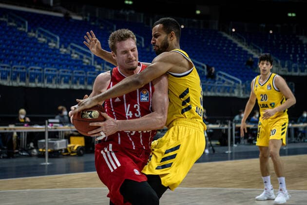 Basketball Berlin 03 01 2021 Season 2020 2021 easyCredit BBL 1 Bundesliga Alba Berlin vs FC Bayern Munich Leon Radosevic Munich, No 43 Johannes Thiemann Alba Berlin, No 32