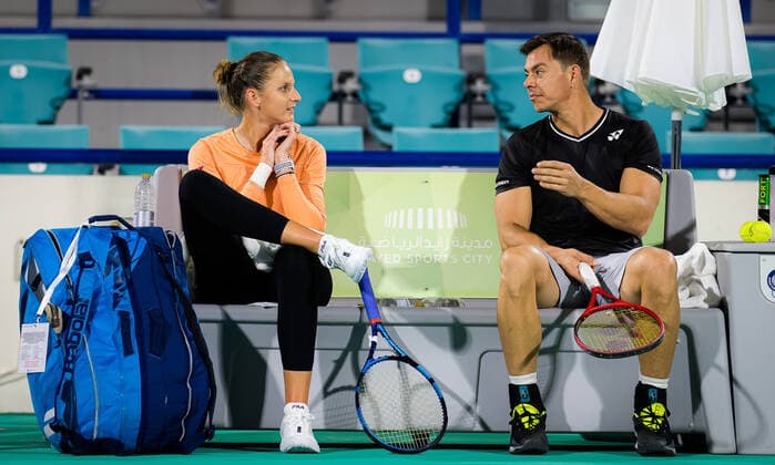 January 4, 2021, Abu Dhabi, UNITED ARAB EMIRATES: Karolina Pliskova of the Czech Republic with coach Sascha Bajin during practice ahead of the 2021 Abu Dhabi WTA, Tennis Damen Womens Tennis Open WTA 500 tournament. Abu Dhabi UNITED ARAB EMIRATES - ZUMAa181 20210104_zaa_a181_127 Copyright: xRobxPrangex