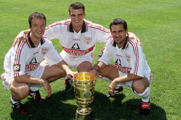 15 07 97 VfB Stuttgart photo session DFB Cup Winner 1997 Germany, Stuttgart, 15 07 1997, Football, Bundesliga, VfB Stuttgart photo session DFB Cup Winner 1997 f l Fredi Bobic, Marco Haber, Gerhard Poschner with the DFB Cup
