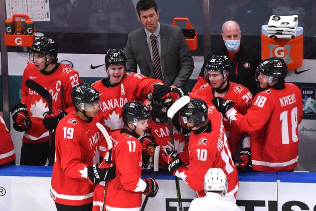 210105 Alex Newhook of Canada is congratulated by teammates after a video review showed he scored the 1 0 goal in 2021 IIHF World Junior Championship semifinal between Canada and Russia on January 4, 2021 in Edmonton Photo Andy Devlin BILDBYRAN COP 306 AD0008 bbeng ishockey ice hockey jvm junior vm u20 2021 iihf world junior championship world juniors semifinal canada kanada russia ryssland,  Copyright: ANDYxDEVLIN BB210105BB019