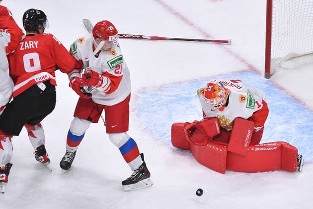 210105 As Connor Zary of Canada looks on as Yaroslav Askarov of Russia makes a save after losing his stick during the 2021 IIHF World Junior Championship semifinal between Canada and Russia on January 4, 2021 in Edmonton Photo Andy Devlin BILDBYRAN COP 306 AD0008 bbeng ishockey ice hockey jvm junior vm u20 2021 iihf world junior championship world juniors semifinal canada kanada russia ryssland,  Copyright: ANDYxDEVLIN BB210105BB033