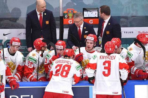 210105 Team Russia Head Coach Igor Larionov talks to his players in a TV timeout during the 2021 IIHF World Junior Championship semifinal between Canada and Russia on January 4, 2021 in Edmonton Photo Andy Devlin BILDBYRAN COP 306 AD0008 bbeng ishockey ice hockey jvm junior vm u20 2021 iihf world junior championship world juniors semifinal canada kanada russia ryssland,  Copyright: ANDYxDEVLIN BB210105BB051