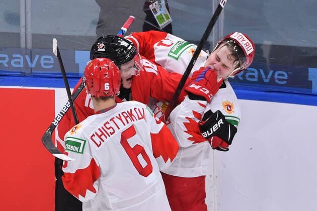 210105 Peyton Krebs of Canada scrums with Zakhar Bardakov of Russia during the 2021 IIHF World Junior Championship semifinal between Canada and Russia on January 4, 2021 in Edmonton Photo Andy Devlin BILDBYRAN COP 306 AD0008 bbeng ishockey ice hockey jvm junior vm u20 2021 iihf world junior championship world juniors semifinal canada kanada russia ryssland,  Copyright: ANDYxDEVLIN BB210105BB077