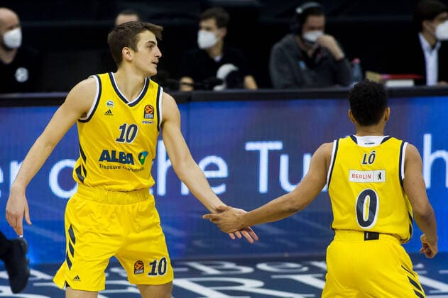 05 01 2021, xfrx, Basketball EuroLeague, Alba Berlin BASKONIA VITORIA emspor, v l Tim Schneider Alba Berlin ,Maodo Lo Alba Berlin DFL DFB REGULATIONS PROHIBIT ANY USE OF PHOTOGRAPHS as IMAGE SEQUENCES and or QUASI VIDEO Berlin
