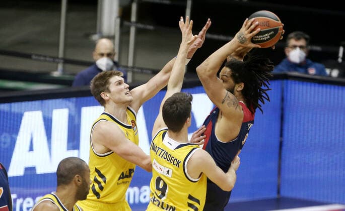 Ben Lammers, Jonas Mattissek, Pierria Henry Action Game Scene Duel Sports Basketball EuroLeague Men Season 2020 2021 05 01 2021 ALBA Berlin vs Baskonia Vitoria Gasteiz