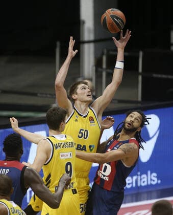 Ben Lammers, Jonas Mattissek, Pierria Henry Action Game Scene Duel Sports Basketball EuroLeague Men Season 2020 2021 05 01 2021 ALBA Berlin vs Baskonia Vitoria Gasteiz
