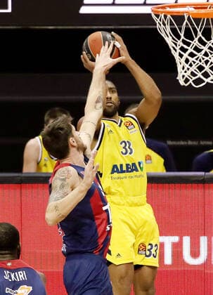 Achille Polonara, Jayson Granger Action Game Scene Duel Sports Basketball EuroLeague Men Season 2020 2021 05 01 2021 ALBA Berlin vs Baskonia Vitoria Gasteiz