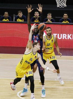 Ben Lammers, Ilimane Diop Action Game Scene Duel Sports Basketball EuroLeague Men Season 2020 2021 05 01 2021 ALBA Berlin vs Baskonia Vitoria Gasteiz