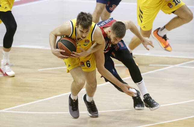 Malte Delow, Rokas Giedraitis Action Game Scene Duel Sports Basketball EuroLeague Men Season 2020 2021 05 01 2021 ALBA Berlin vs Baskonia Vitoria Gasteiz