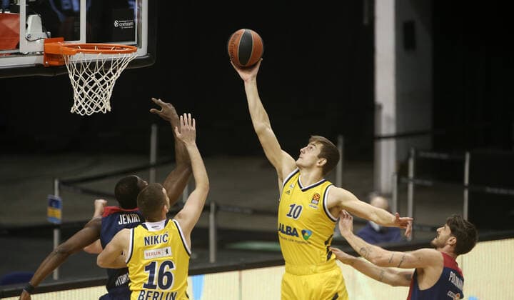Tonye Jekiri, Kresimir Nikic, Tim Schneider, Achille Polonara Action Game Scene Duel Sports Basketball EuroLeague Men Season 2020 2021 05 01 2021 ALBA Berlin vs Baskonia Vitoria Gasteiz