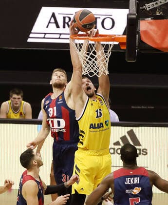 Rokas Giedraitis, Kresimir Nikic Action Game Scene Duel Sports Basketball EuroLeague Men Season 2020 2021 05 01 2021 ALBA Berlin vs Baskonia Vitoria Gasteiz