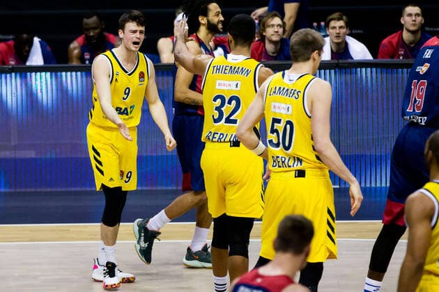 05 01 2021, xfrx, Basketball EuroLeague, Alba Berlin BASKONIA VITORIA emspor, v l Jonas Mattisseck Alba Berlin ,Johannes Thiemann Alba Berlin DFL DFB REGULATIONS PROHIBIT ANY USE OF PHOTOGRAPHS as IMAGE SEQUENCES and or QUASI VIDEO Berlin