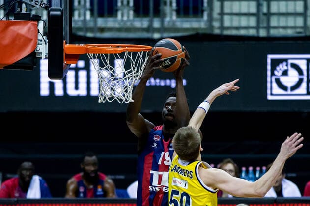 05 01 2021, xfrx, Basketball EuroLeague, Alba Berlin BASKONIA VITORIA emspor, v l Youssoupha Fall Baskonia Vitoria ,Ben Lammers Alba Berlin DFL DFB REGULATIONS PROHIBIT ANY USE OF PHOTOGRAPHS as IMAGE SEQUENCES and or QUASI VIDEO Berlin