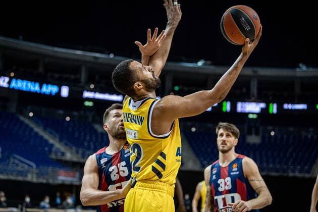Basketball Berlin 05 01 2021 Season 2020 2021 Euroleague Regular Season Alba Berlin vs TD Systems Baskonia Vitoria Gasteiz Johannes Thiemann Alba Berlin, No 32 Alec Peters Baskonia, No 25