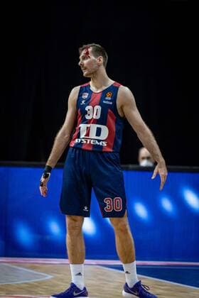 Basketball Berlin 05 01 2021 Season 2020 2021 Euroleague Regular Season Alba Berlin vs TD Systems Baskonia Vitoria Gasteiz Zoran Dragic Baskonia, No 30 injured bleeding head wound blood