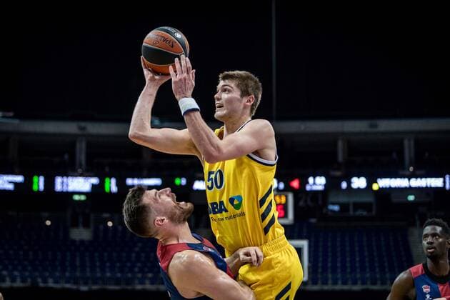 Basketball Berlin 05 01 2021 Season 2020 2021 Euroleague Regular Season Alba Berlin vs TD Systems Baskonia Vitoria Gasteiz Ben Lammers Alba Berlin, No 50 Alec Peters Baskonia, No 25