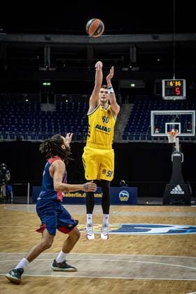 Basketball Berlin 05 01 2021 Season 2020 2021 Euroleague Regular Season Alba Berlin vs TD Systems Baskonia Vitoria Gasteiz Ben Lammers Alba Berlin, No 50 Pierria Henry Baskonia, No 07