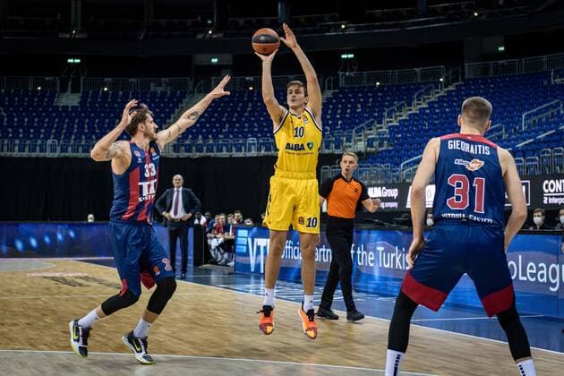 Basketball Berlin 05 01 2021 Season 2020 2021 Euroleague Regular Season Alba Berlin vs TD Systems Baskonia Vitoria Gasteiz Tim Schneider Alba Berlin, No 10 Achille Polonara Baskonia, No 33 Rokas Giedraitis Baskonia, No 31