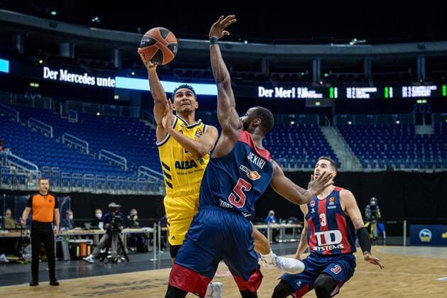 Basketball Berlin 05 01 2021 Season 2020 2021 Euroleague Regular Season Alba Berlin vs TD Systems Baskonia Vitoria Gasteiz Maodo Lo Alba Berlin, No 00 Tonye Jekiri Baskonia, No 05