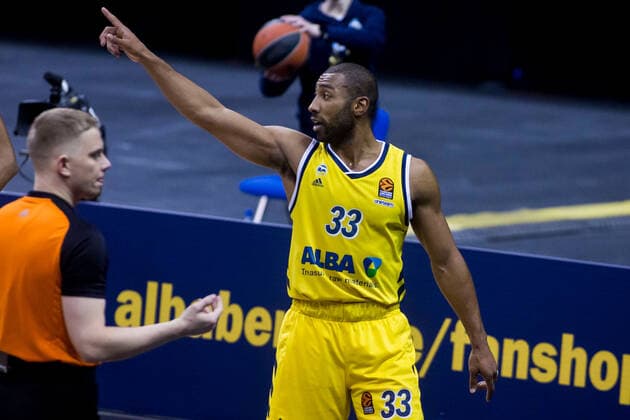 05 01 2021, xfrx, Basketball EuroLeague, Alba Berlin BASKONIA VITORIA emspor, v l Jayson Granger Alba Berlin DFL DFB REGULATES PROHIBIT ANY USE OF PHOTOGRAPHS as IMAGE SEQUENCES and or QUASI VIDEO Berlin