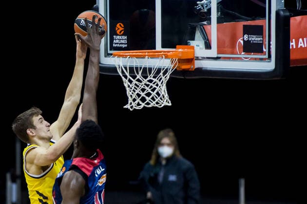 05 01 2021, xfrx, Basketball EuroLeague, Alba Berlin BASKONIA VITORIA emspor, v l Tim Schneider Alba Berlin ,Youssoupha Fall Baskonia Vitoria DFL DFB REGULATIONS PROHIBIT ANY USE OF PHOTOGRAPHS as IMAGE SEQUENCES and or QUASI VIDEO Berlin