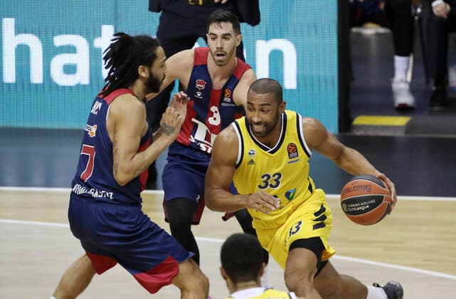 Pierria Henry, Luca Vildoza, Jayson Granger Action Game Scene Duel Sports Basketball EuroLeague Men Season 2020 2021 05 01 2021 ALBA Berlin vs Baskonia Vitoria Gasteiz