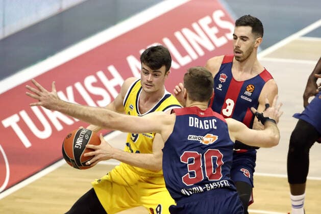 Jonas Mattissek, Zoran Dragic, Luca Vildoza Action Game Scene Duel Sports Basketball EuroLeague Men Season 2020 2021 05 01 2021 ALBA Berlin vs Baskonia Vitoria Gasteiz