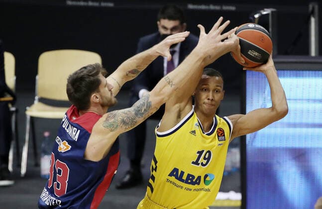 Achille Polonara, Louis Olinde Action Game Scene Duel Sports Basketball EuroLeague Men Season 2020 2021 05 01 2021 ALBA Berlin vs Baskonia Vitoria Gasteiz