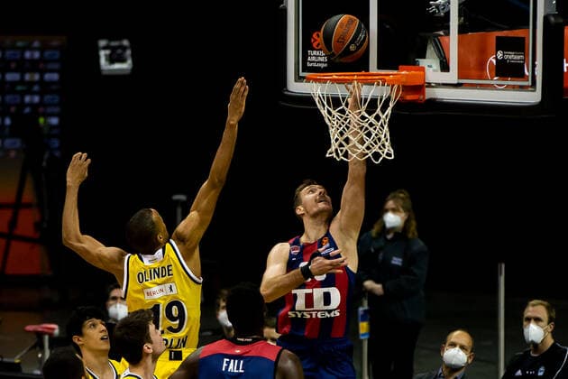 05 01 2021, xfrx, Basketball EuroLeague, Alba Berlin BASKONIA VITORIA emspor, v l Louis Olinde Alba Berlin ,Zoran Dragic Baskonia Vitoria DFL DFB REGULATIONS PROHIBIT ANY USE OF PHOTOGRAPHS as IMAGE SEQUENCES and or QUASI VIDEO Berlin