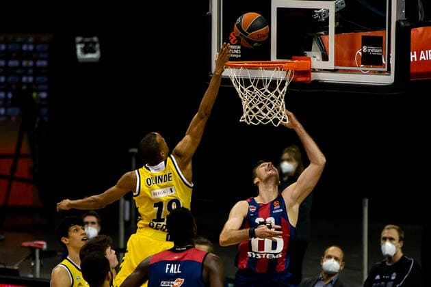 05 01 2021, xfrx, Basketball EuroLeague, Alba Berlin BASKONIA VITORIA emspor, v l Louis Olinde Alba Berlin ,Zoran Dragic Baskonia Vitoria DFL DFB REGULATIONS PROHIBIT ANY USE OF PHOTOGRAPHS as IMAGE SEQUENCES and or QUASI VIDEO Berlin