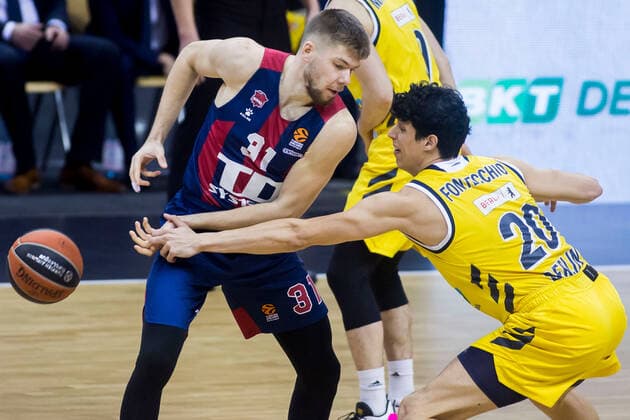 05 01 2021, xfrx, Basketball EuroLeague, Alba Berlin BASKONIA VITORIA emspor, v l Rokas Giedraitis Baskonia Vitoria ,Simone Fontecchio Alba Berlin DFL DFB REGULATIONS PROHIBIT ANY USE OF PHOTOGRAPHS as IMAGE SEQUENCES and or QUASI VIDEO Berlin