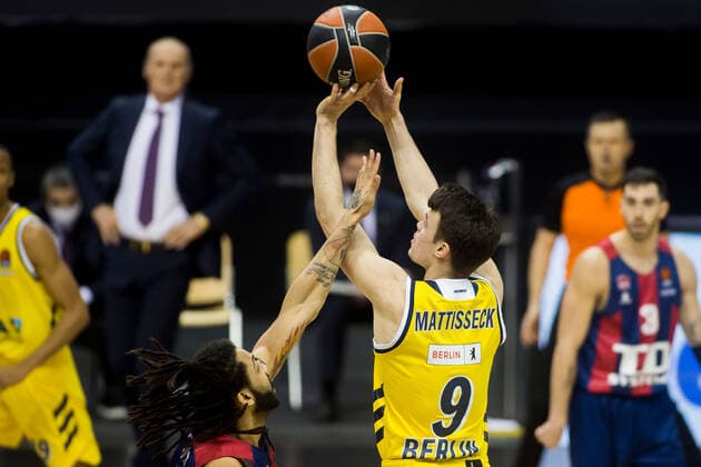 05 01 2021, xfrx, Basketball EuroLeague, Alba Berlin BASKONIA VITORIA emspor, v l Pierria Henry Baskonia Vitoria ,Jonas Mattisseck Alba Berlin DFL DFB REGULATIONS PROHIBIT ANY USE OF PHOTOGRAPHS as IMAGE SEQUENCES and or QUASI VIDEO Berlin