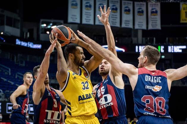 Basketball Berlin 05 01 2021 Season 2020 2021 Euroleague Regular Season Alba Berlin vs TD Systems Baskonia Vitoria Gasteiz Johannes Thiemann Alba Berlin, No 32 Alec Peters Baskonia, No 25 Zoran Dragic Baskonia, No 30 Luca Vildoza Baskonia, No 03
